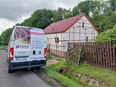 Izolace stropu dřevostavby se sedlovou střechou v Dubí u Teplic